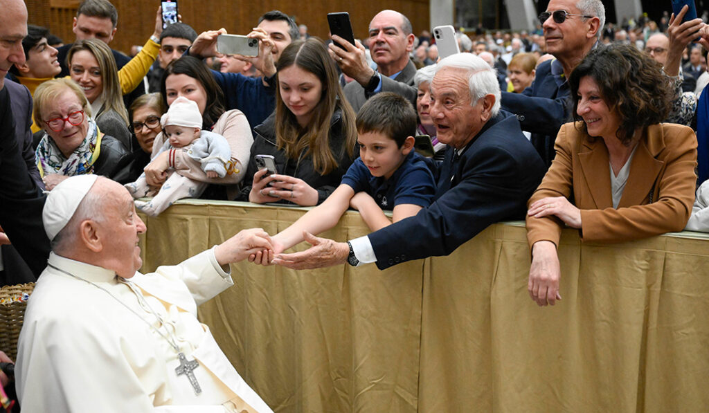 Francisco saluda a un abuelo y a su nieto en el Aula Pablo VI