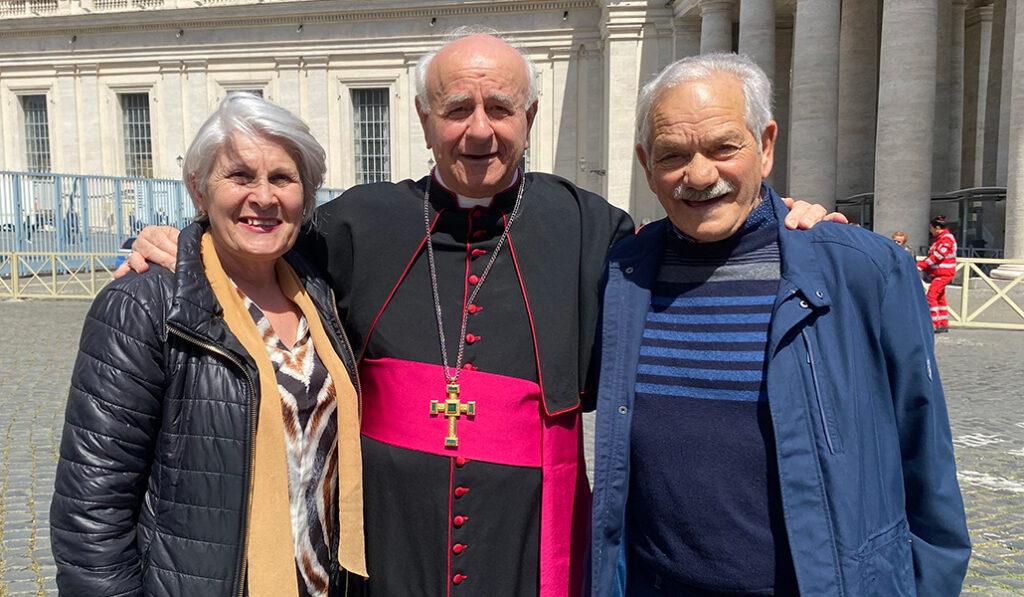 El arzobispo Paglia junto a un matrimonio de abuelos
