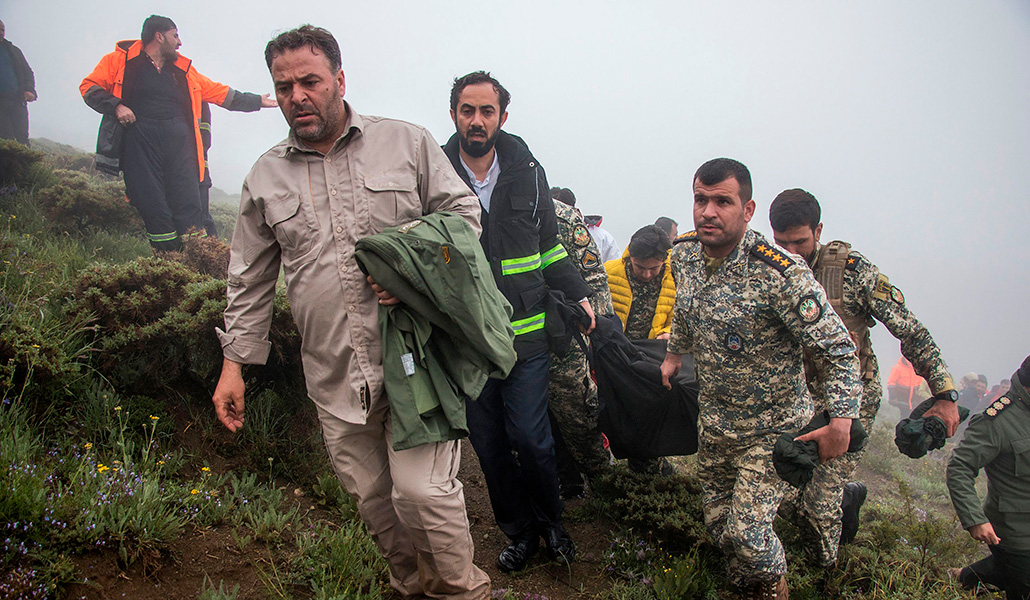 Miembros del equipo de rescate recuperan el cuerpo del presidente iraní Ebrahim Raisi en Varzaghan (Irán)