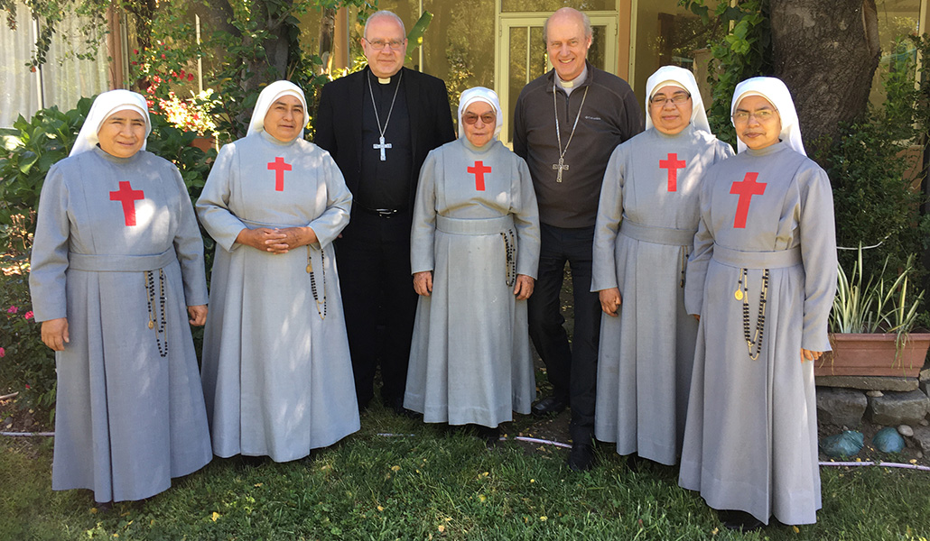 Ortega (izquierda) con un grupo de Hijas de San Camilo y el obispo de Linares, Tomislav Koljatic Maroevic