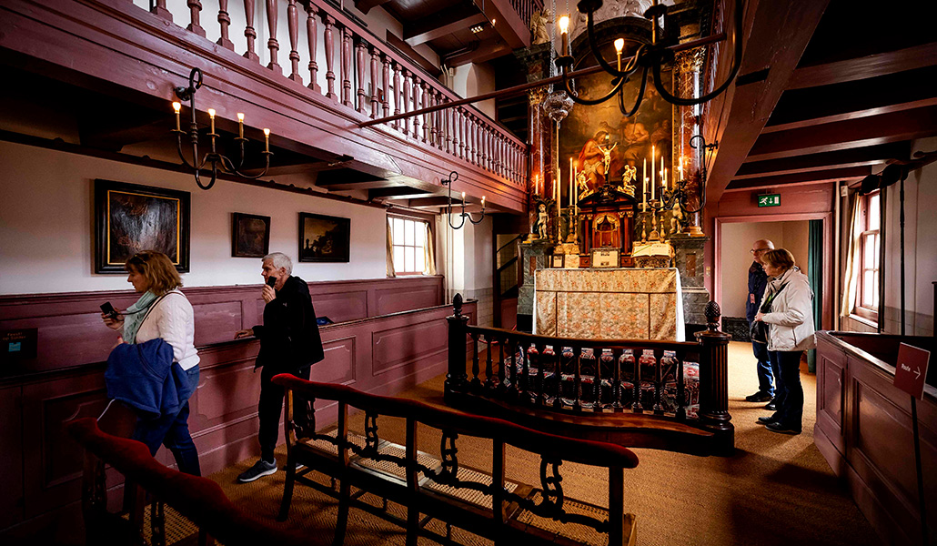 Unos turistas en el interior de la antigua capilla, ahora museo, en Ámsterdam