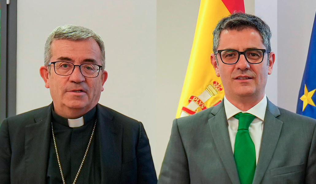 El presidente de la Conferencia Episcopal Española (CEE), Luis Argüello con el ministro de la Presidencia, Justicia y Relaciones con las Cortes, Félix Bolaños, el pasado 18 de abril