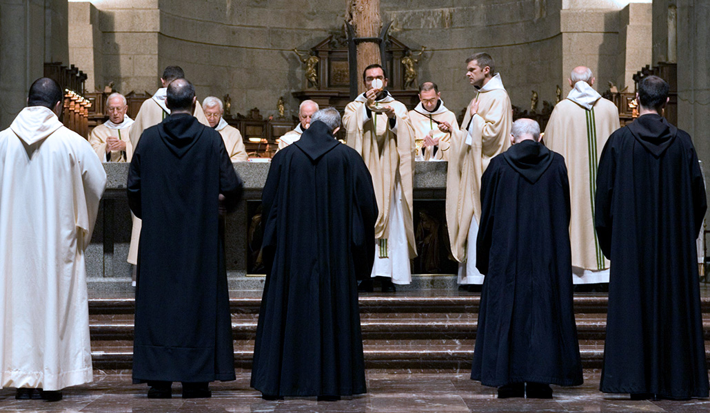Los benedictinos del valle de los caídos durante la celebración de la Eucaristía