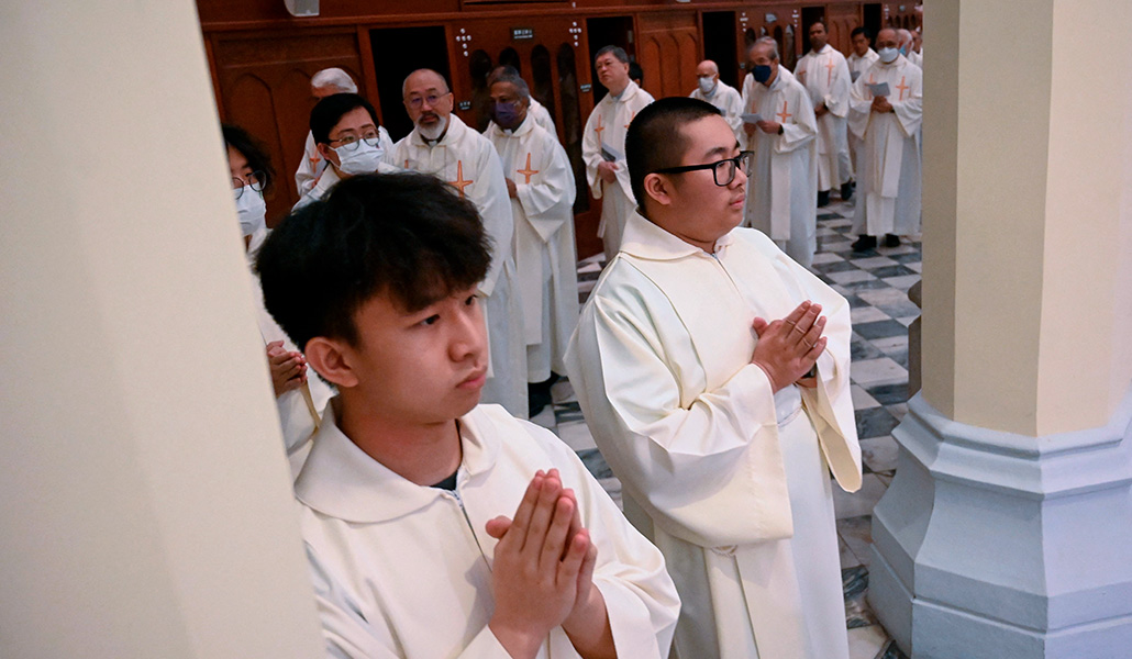 Sacerdotes católicos al comienzo de una Eucaristía en la catedral de la Inmaculada Concepción en Hong Kong (China)
