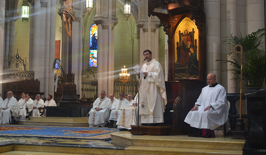 El cardenal José Cobo durante la Misa del envío en la Catedral de la Almudena