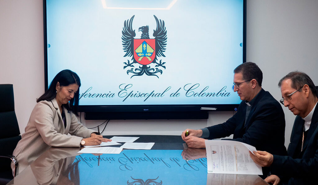 Barreto (derecha) en la firma del convenio con Luz Janeth Forero, directora de la UBPD, el 22 de abril