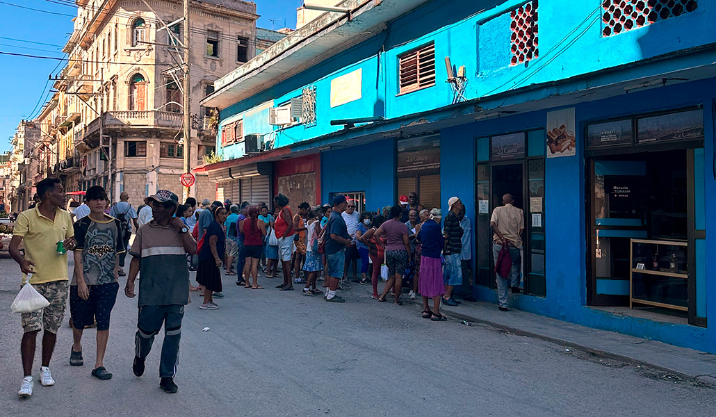 A las cuatro de la tarde en una calle de La Habana se forma una cola de gente que espera para recibir un trozo de pan