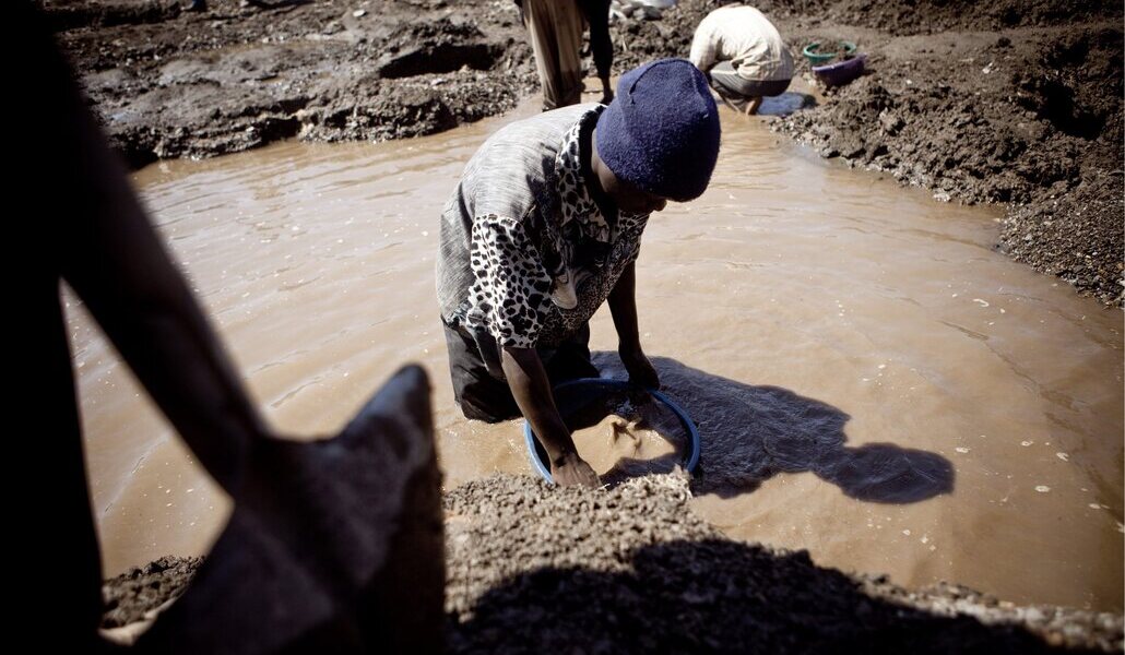 Un niño trabaja en una mina al aire libre en Kamatanda (R. D. Congo)
