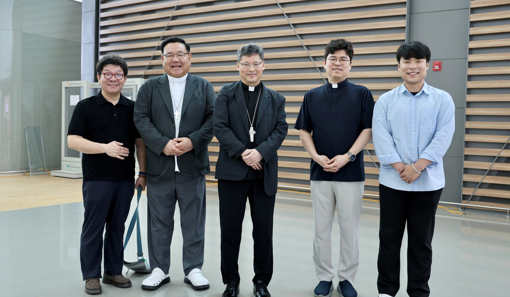 Peter Soon-taick Chung (centro) con la delegación que lo acompañó a Roma. Foto: Archidiócesis de Seúl.