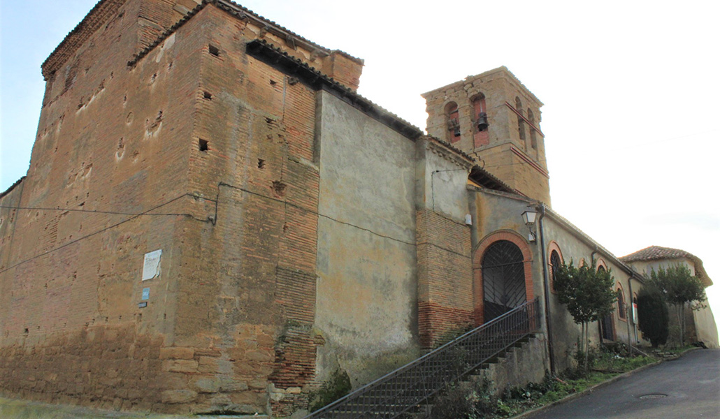 La fachada de la iglesia de San Clemente ha sido dañada por las naves dedicadas al ganado a su alrededor