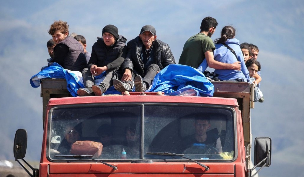Refugiados llegando a la frontera Armenia desde Nagorno Karabaj