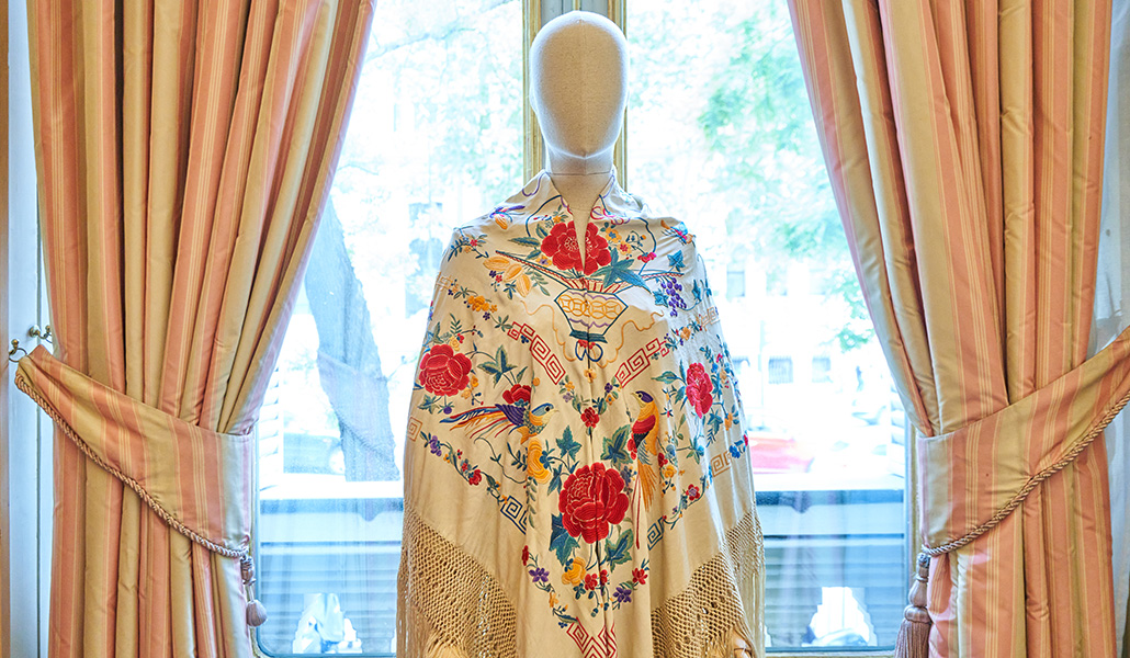 «Hay algo profundamente sublime en la belleza del mantón que ha llegado a transformar artesanías tremendamente ricas», asegura Verónica Durán Castello, comisaria de la exposición