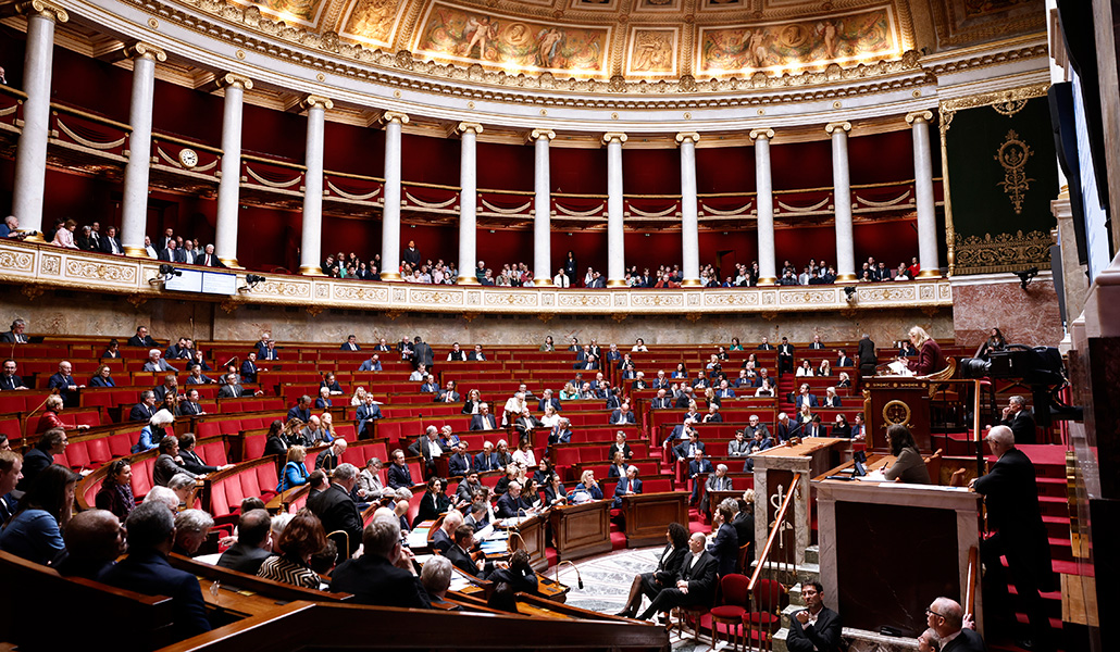 Miembros del Parlamento francés asisten a una sesión de control al gobierno en la Asamblea Nacional francesa en París, Francia, el 30 de abril de 2024