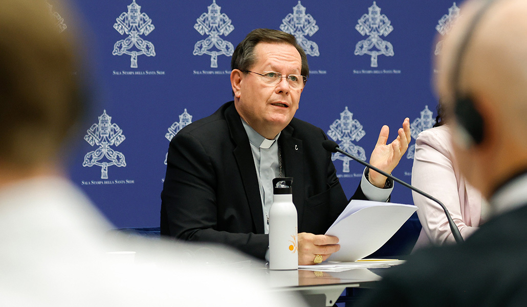 El cardenal canadiense Gérald C. Lacroix, de Quebec, durante una sesión informativa sobre la asamblea del Sínodo de los Obispos en el Vaticano, el 11 de octubre de 2023
