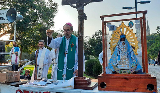 El obispo Gustavo Carrara celebra la Eucaristía en la Carpa Misionera Católica de plaza Constitución en Buenos Aires