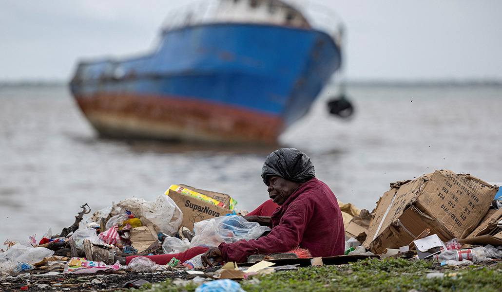 La miseria azota Haití y para muchos rebuscar en la basura es su única salida