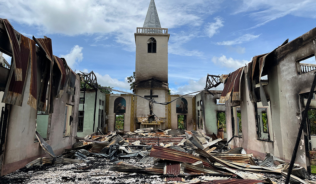 Iglesia incendiada por la junta militar de Myanmar, en una foto de archivo
