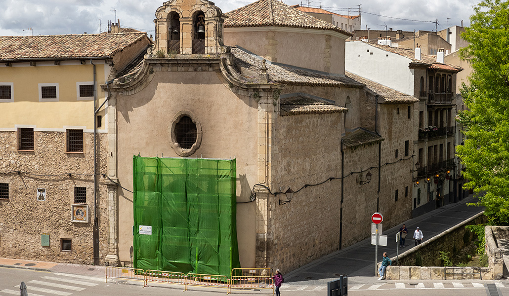 Andamio colocado en la puerta del convento de las Concepcionistas Franciscanas de Cuenca incendiada el pasado viernes 3 de mayo