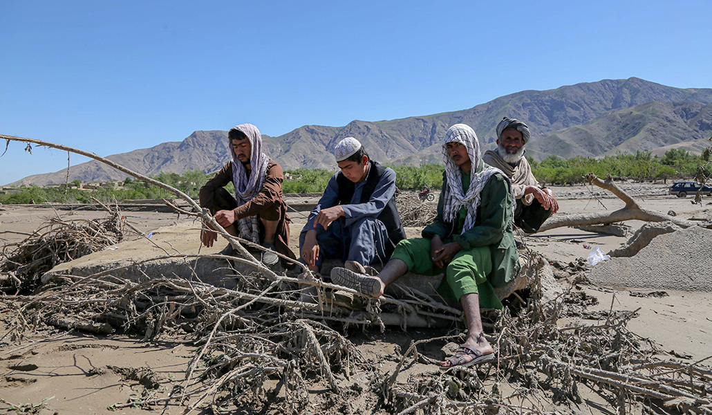 Personas afectadas por las inundaciones esperan ayuda en la aldea de Borka (Afganistán)