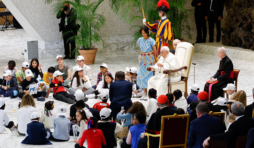 El Papa Francisco se reúne con niños de todo el mundo en el Aula Pablo VI del Vaticano en noviembre de 2023