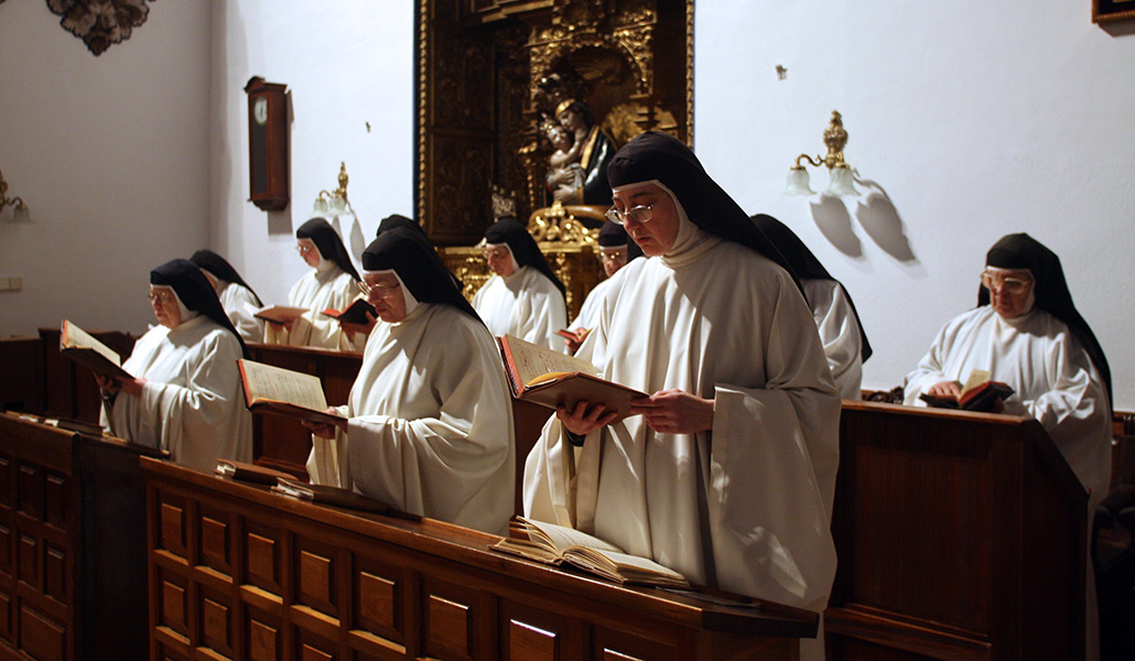 Monjas durante el rezo de vísperas en el convento de la Encarnación de Córdoba