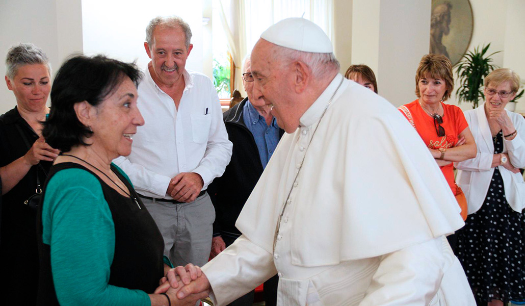 María Yela saluda al Papa Francisco durante el encuentro