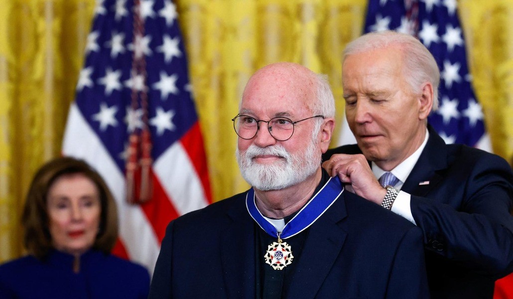 Joe Biden entrega al padre Greg Boyle la condecoración