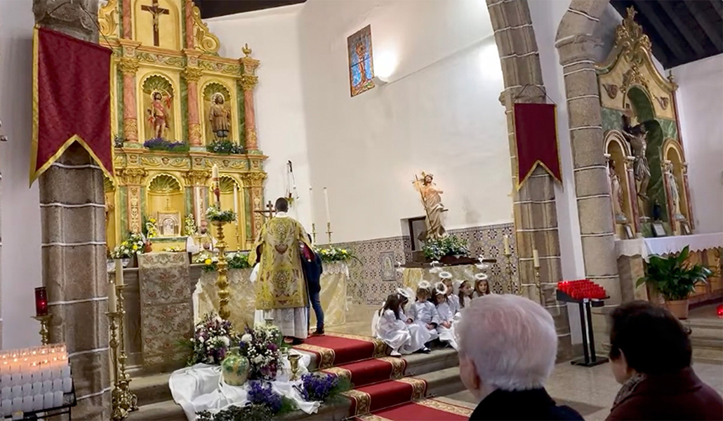 Celebración de la Eucaristía del Domingo de Resurrección en la parroquia de Mohedas de la Jara