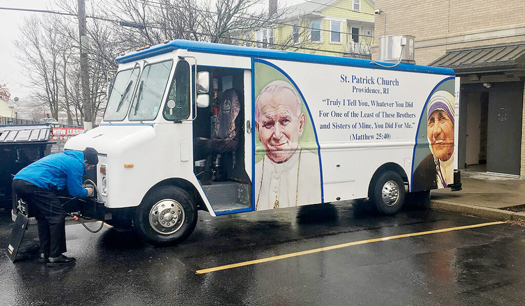 Camión con el que el obispo repartía perritos calientes, hamburguesas y mazorcas a los necesitados