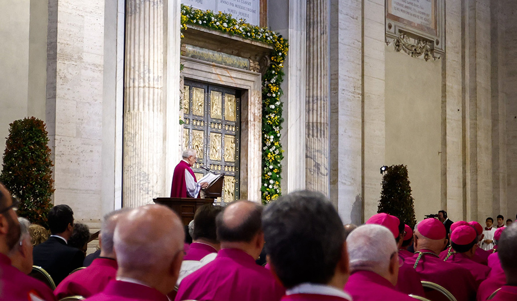 Sapienza lee la bula del Jubileo de 2025 (año santo) en la basílica de San Pedro