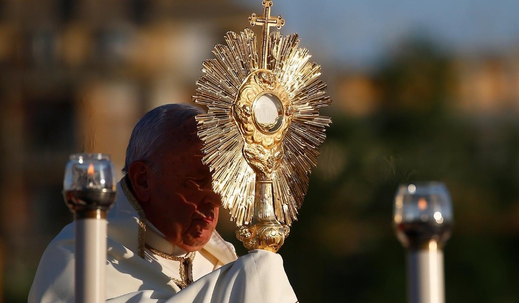 El Papa impartiendo la Bendición Eucarística en Casal Bertone, el 23 de junio de 2019