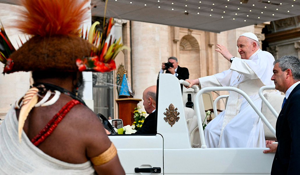 El jefe de Papúa Nueva Guinea, Mundiya Kepanga, mira al Papa Francisco durante la audiencia general semanal del 8 de mayo de 2024 en la plaza de San Pedro en el Vaticano