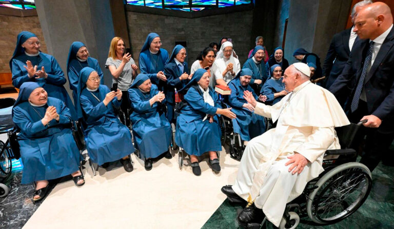 El Papa saluda a las Pías Discípulas del Divino Maestro