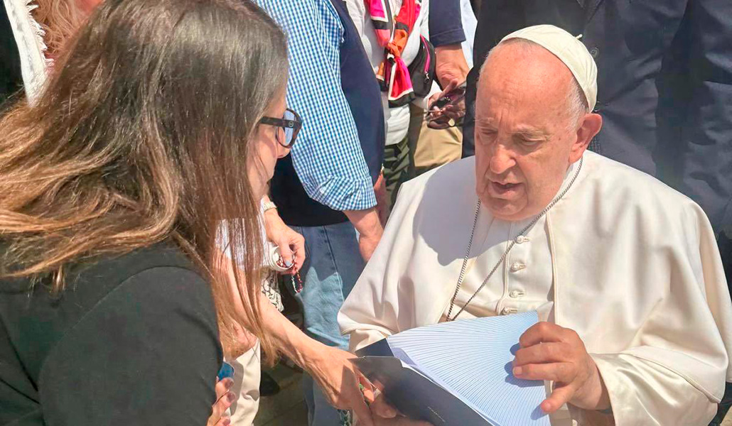 Juanita Goebertus entregando la carta al Papa Francisco