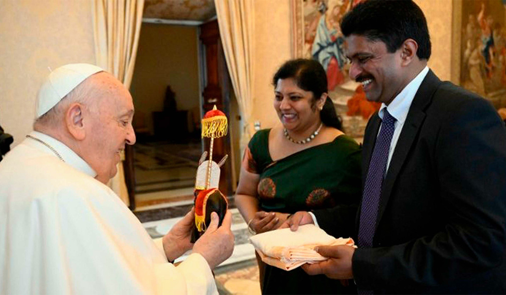 El Papa Francisco saluda a un matrimonio durante el encuentro
