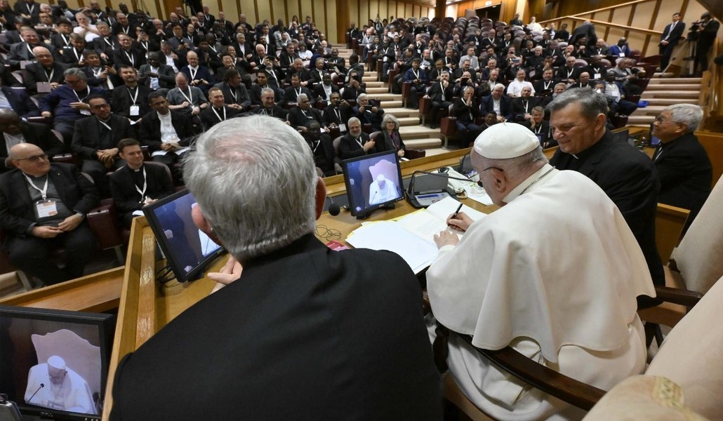 El Papa con los párrocos que han participado en el encuentro con motivo del Sínodo para la sinodalidad