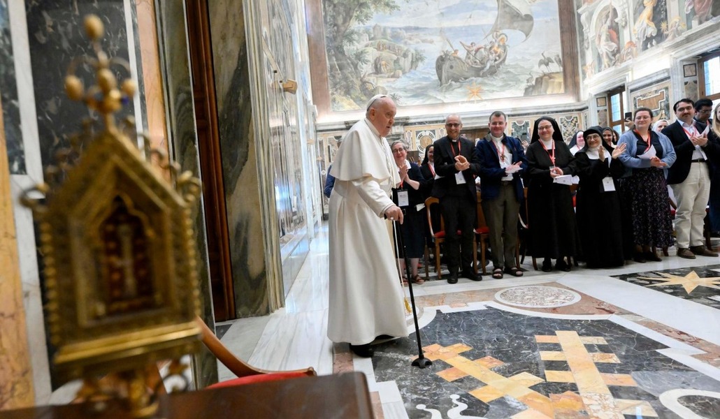 El Papa con los participantes en el congreso Reparar lo irreparable, el sábado 4 de mayo por la mañana