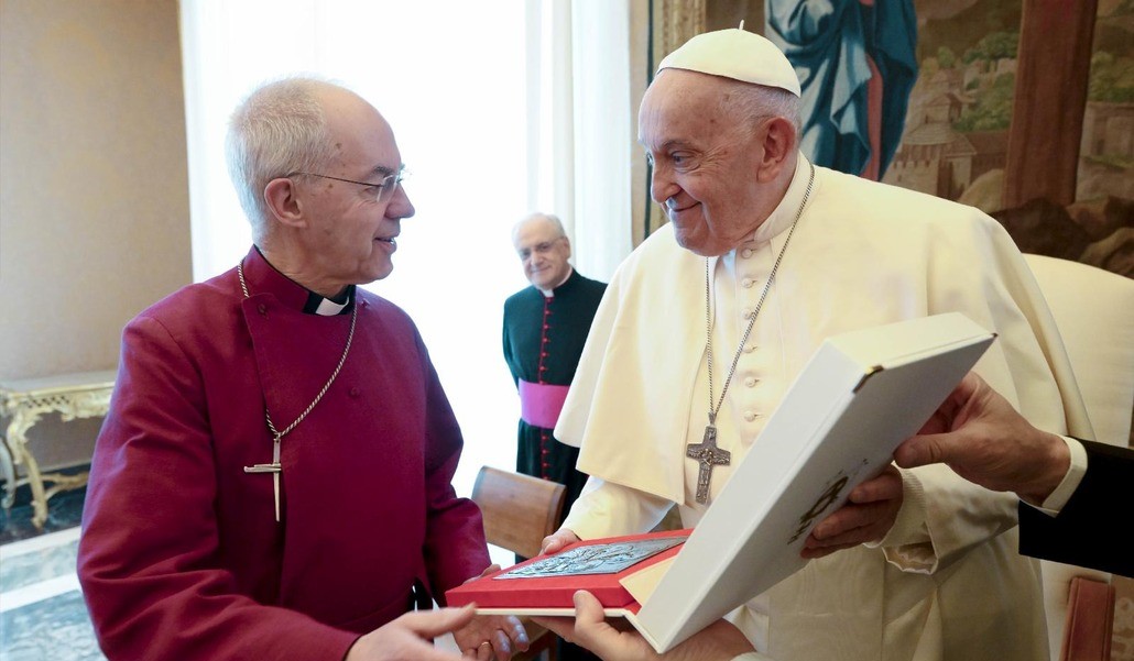 El Papa Francisco entrega un regalo al arzobispo de Canterbury, Justin Welby