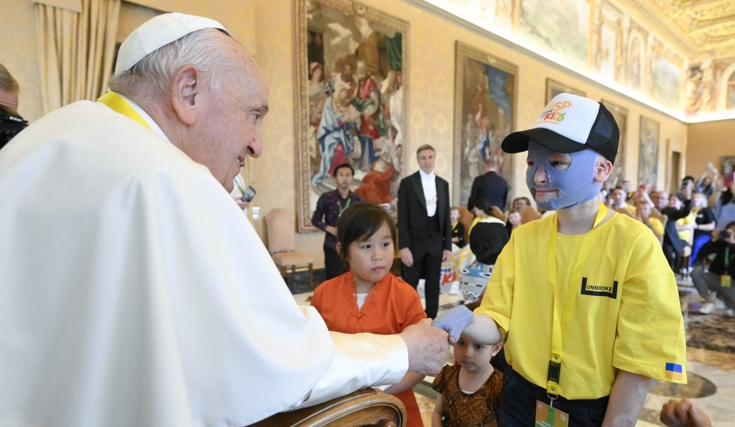El Papa ha recibido la visita de un grupo de niños palestinos, ucranianos e indonesios heridos de guerra o con importantes secuelas psicológicas. Francisco saluda a Roman Oleksiv