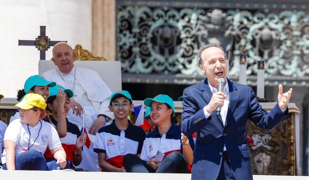 El Papa ríe durante el monólogo que Roberto Begnini ha pronunciado al final de la Misa