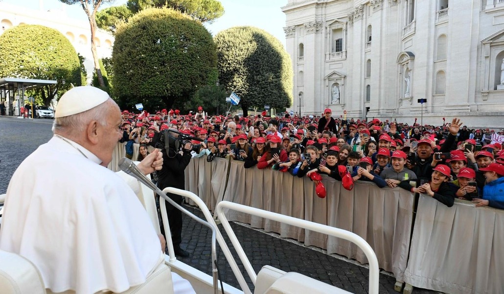Francisco saluda desde el papamóvil a los más de 1.000 niños de Génova