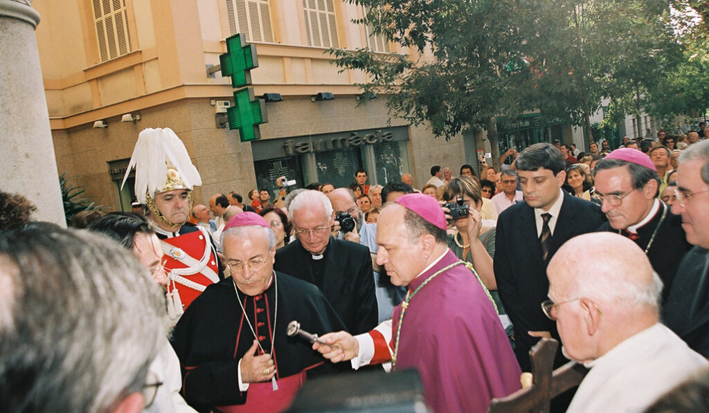 El obispo Agustí Cortés con el nuncio apostólico Manuel Monteiro en la bendición de la catedral en 2004