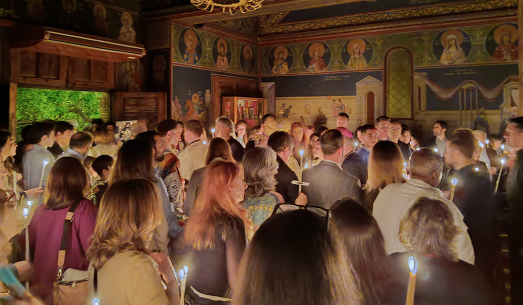 Fieles congregados en la catedral ortodoxa para la Vigilia Pascual