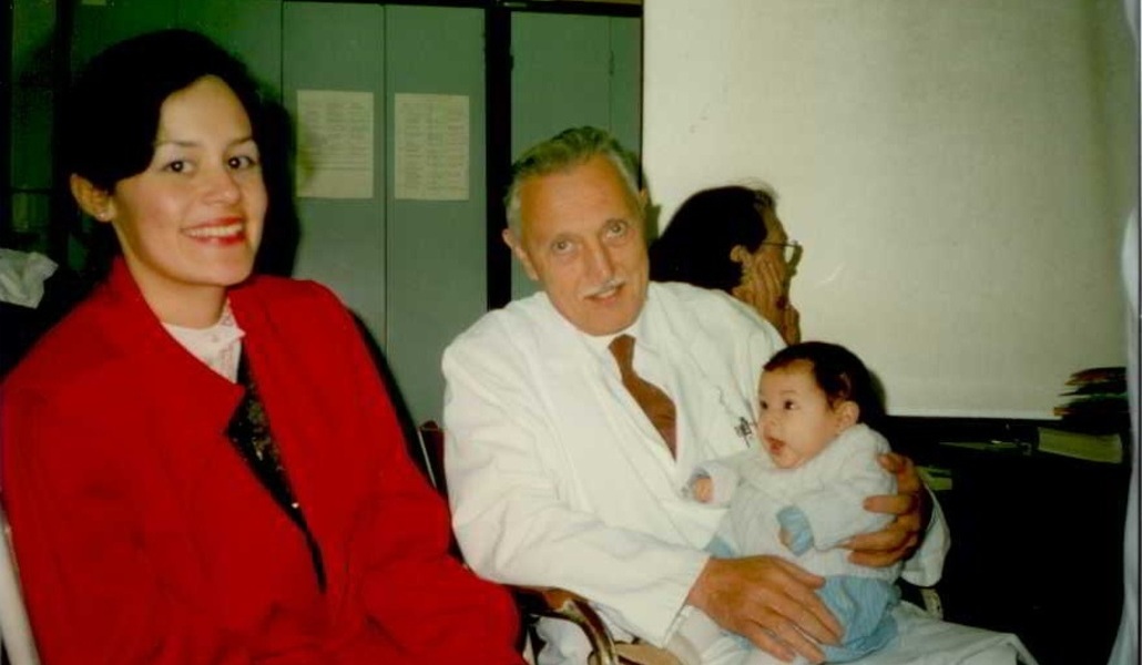 Calva con Lejeune y un pequeño paciente con trisomía 21 en su consulta de París. Foto cedida por Pilar Calva.