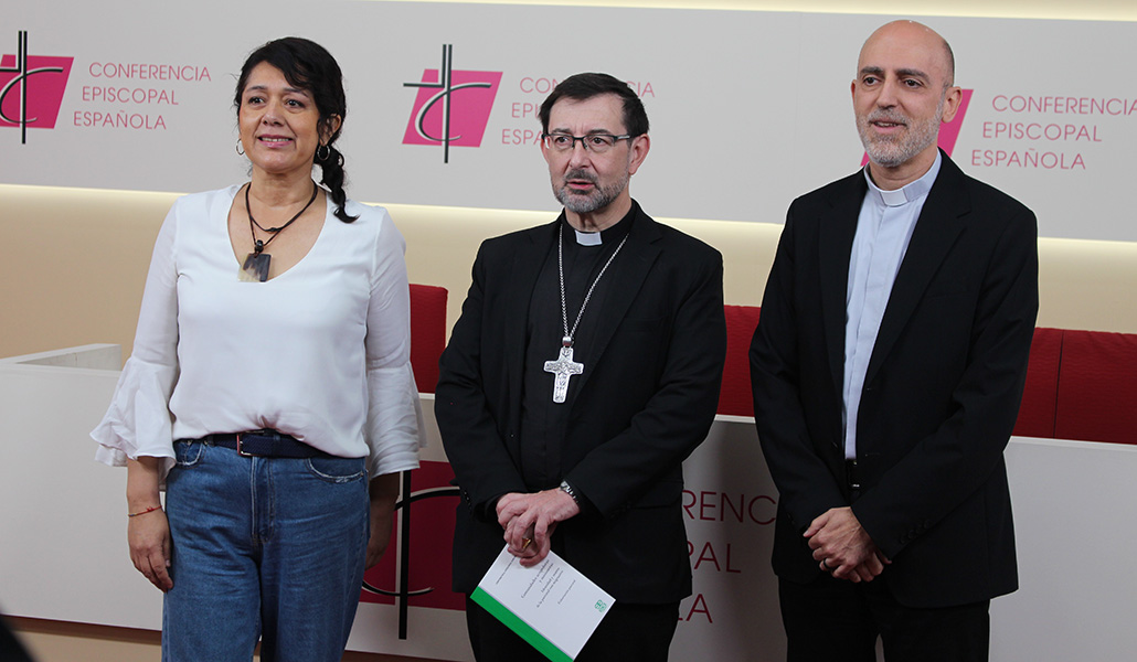 Melania Flores, el cardenal Cobo y Xabier Gómez durante la presentación del documento en la Conferencia Episcopal Española