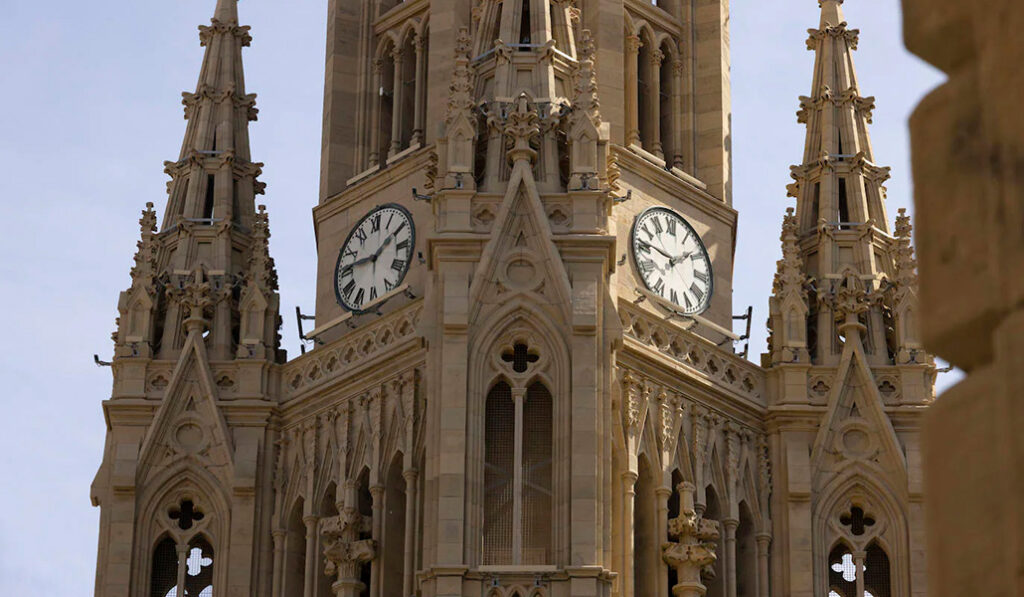 Reloj de la catedral, que pronto será sustituido por el mecanismo original