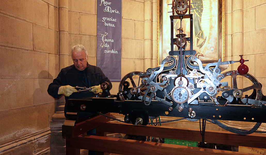 Xabier Álvarez trabaja en la puesta a punto del reloj, instalado temporalmente en la capilla bautismal