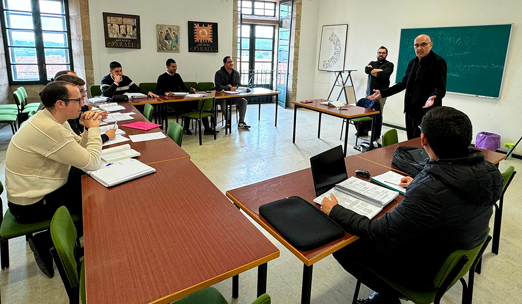 El nuevo rector del seminario interdiocesano en una clase a alumnos de varias diócesis gallegas