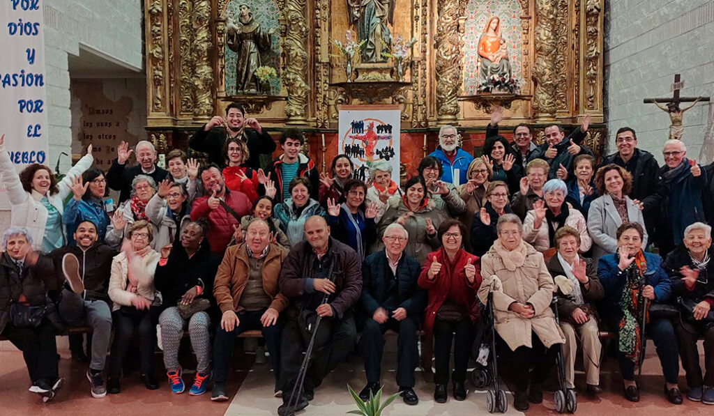 Foto de familia al final de una asamblea parroquial durante el proceso sinodal en San Rafael