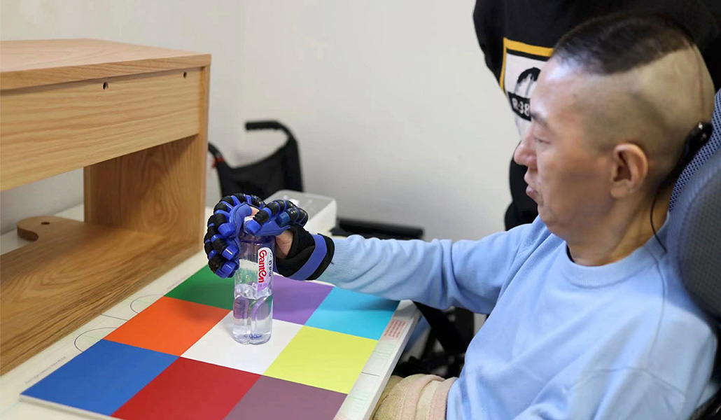 Un paciente tetrapléjico agarra una botella gracias a NEO, según sus creadores